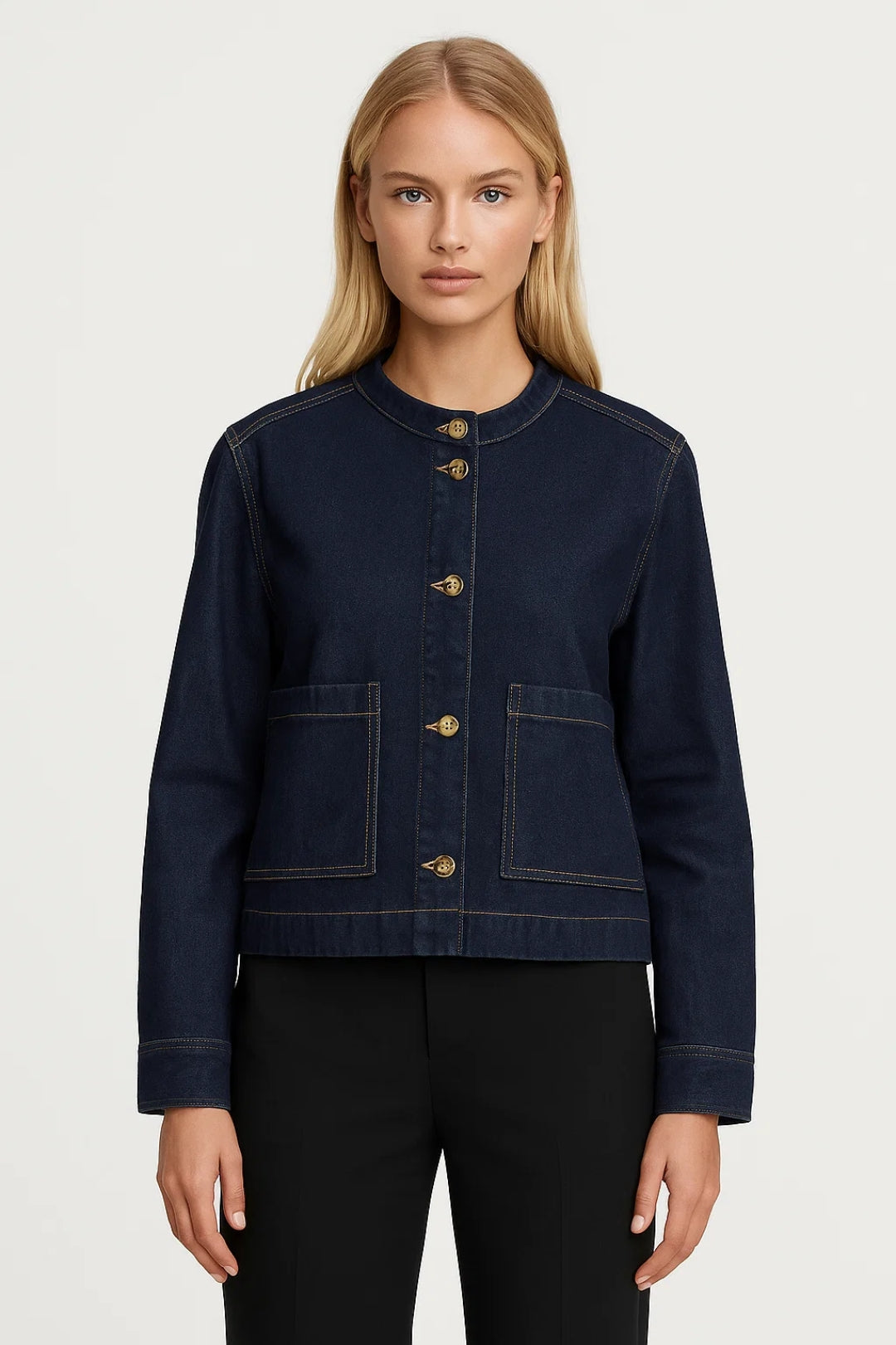 Kurze Jacke | Knopfleiste und Rundhalsausschnitt | Zeitloser Stil