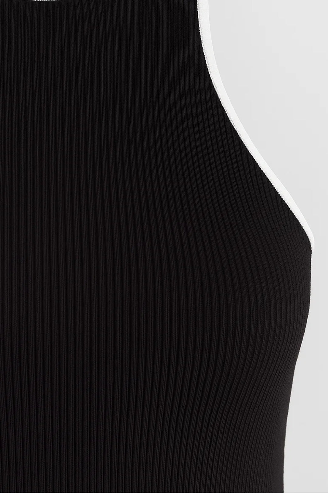 Langkleid mit Kontrastdetails | Enganliegend mit Sportlichem Ausschnitt | Schlicht und Modern