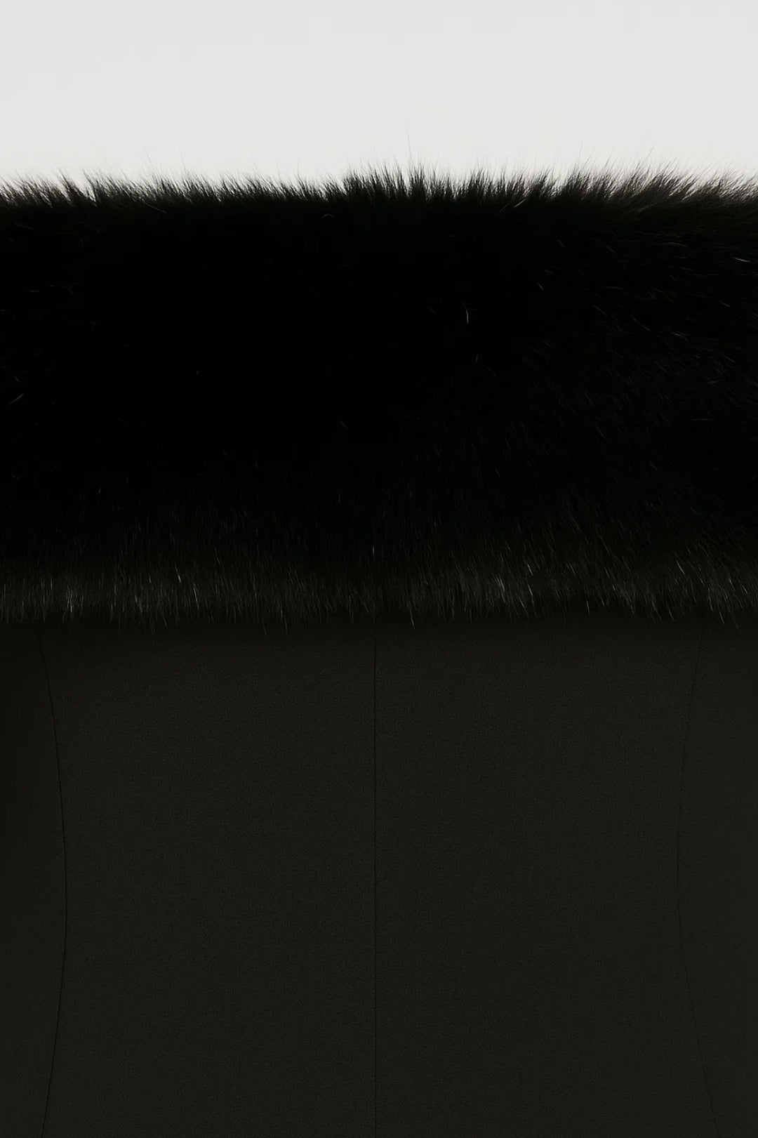 Minikleid mit Kunstfellbesatz | Schulterfrei mit Langarm | Extravagant und Feminin