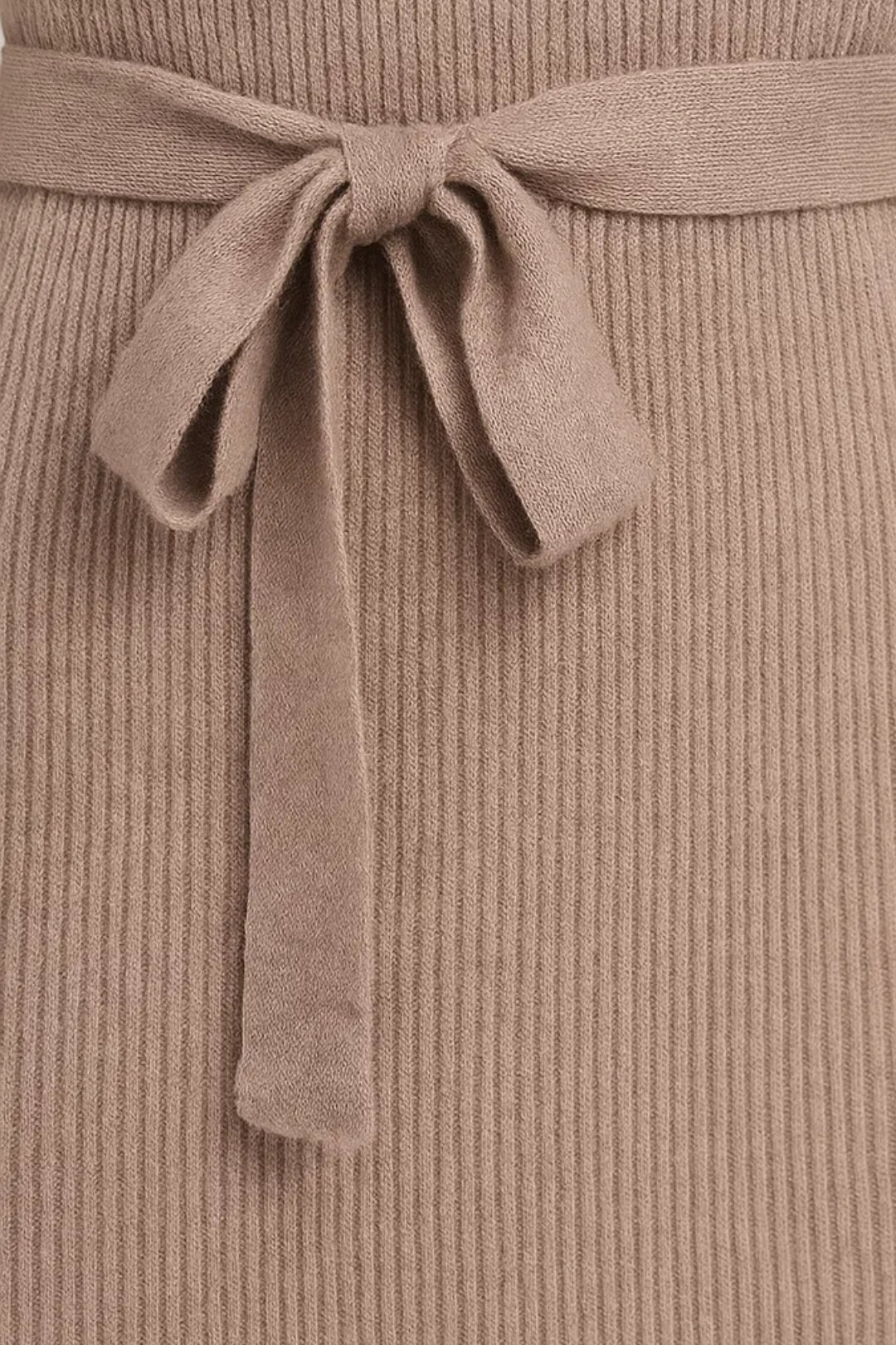 Strick Kleid | Mit Bindegürtel und Farbblock | Winterliche Eleganz