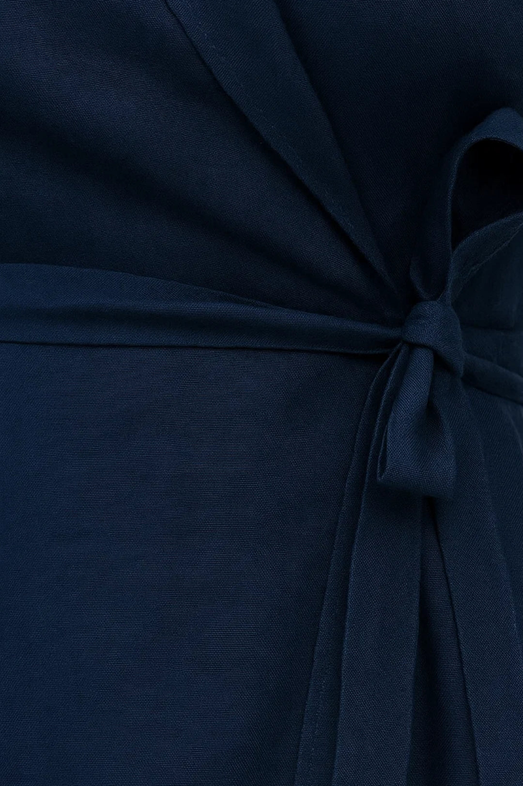 Wickelkleid | Knielang mit Bindegürtel | Schlichte Eleganz