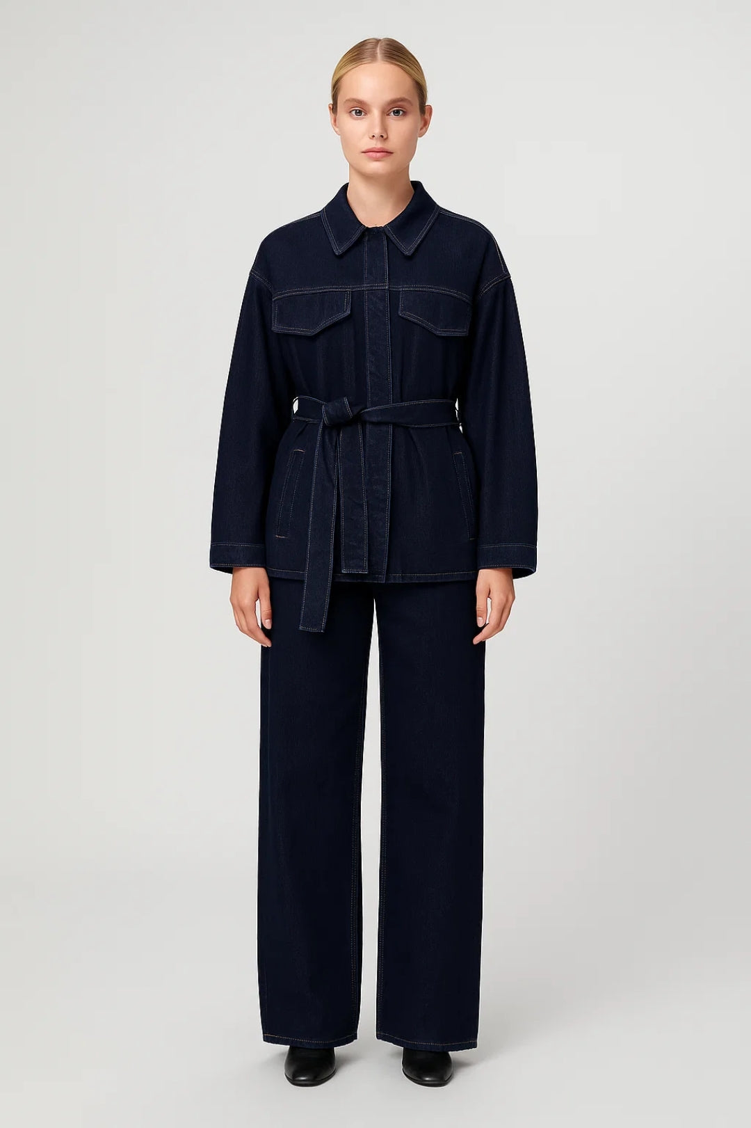 Zweiteiliges Set | Gerade geschnittene Jacke mit Bindegürtel und Hose | Schlichte Modernität