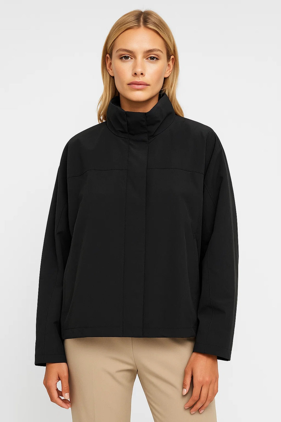 Kurze Jacke | Hoher Kragen und gerader Schnitt | Schlichte Eleganz