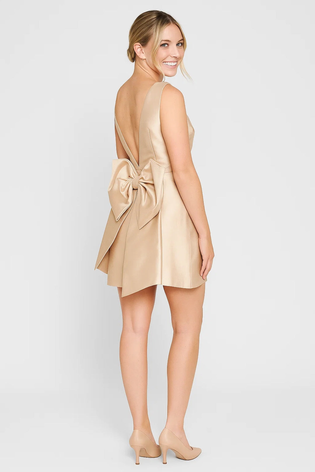 Kurzes Kleid | Ausgestellter Schnitt | Moderne Eleganz