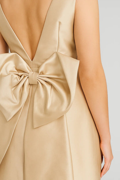 Kurzes Kleid | Ausgestellter Schnitt | Moderne Eleganz