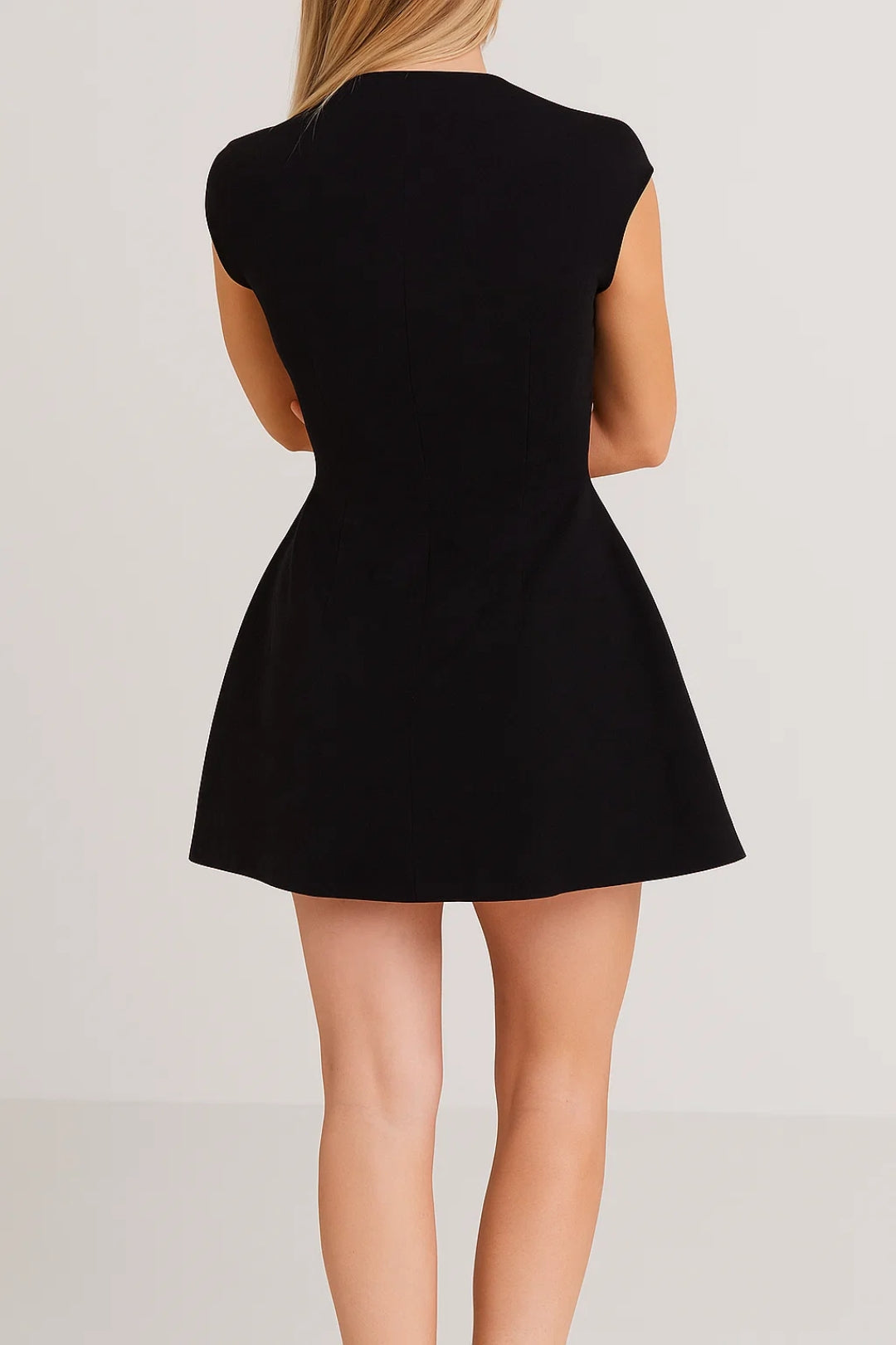 Kurzes Kleid | Stehkragen | Figurbetonter Schnitt