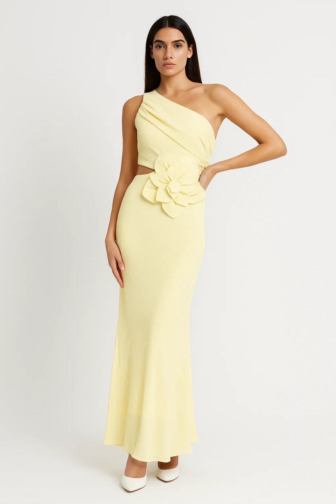 Langes Kleid | Asymmetrischer Schnitt mit Blütendetail | Elegante Raffinesse