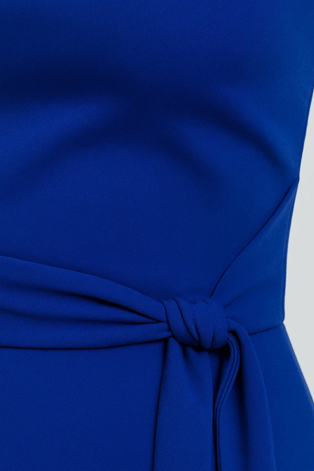 Langes Kleid | Asymmetrischer Schnitt mit Taillenband | Moderne Eleganz