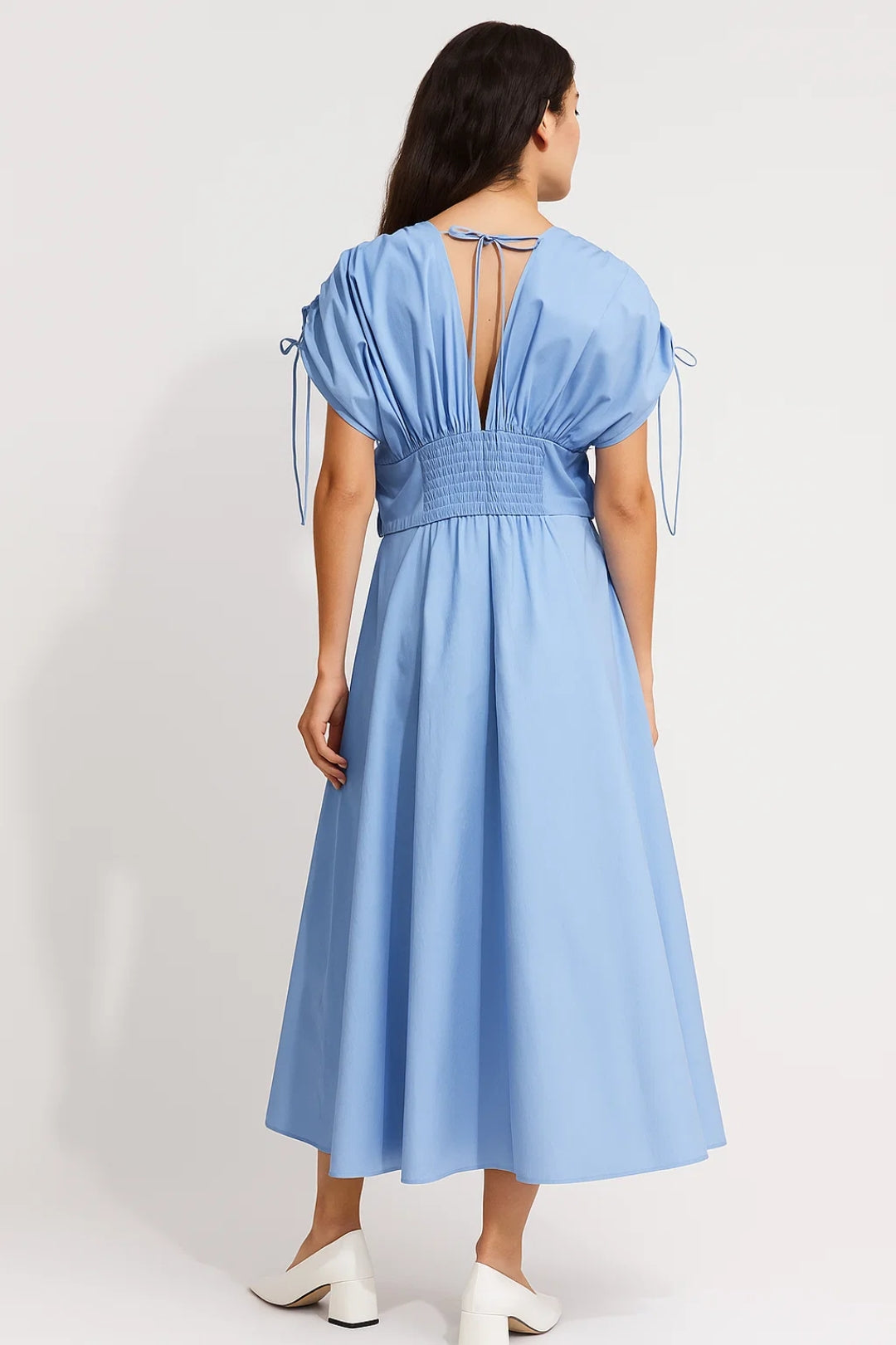 Langes Kleid | Blumendetail an der Taille | Sommerliche Eleganz