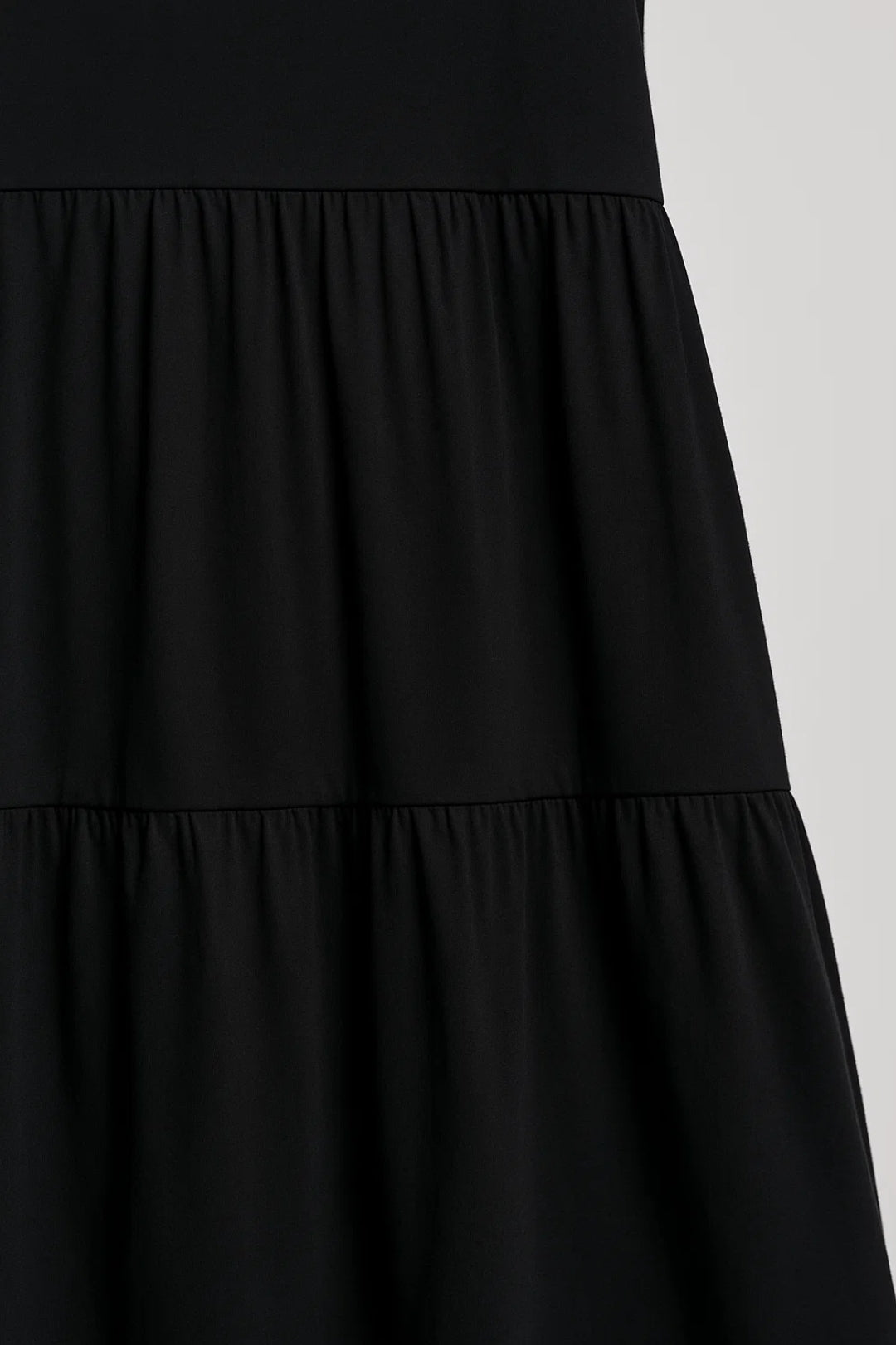 Langes Kleid | Stufenschnitt | Schlichte Eleganz