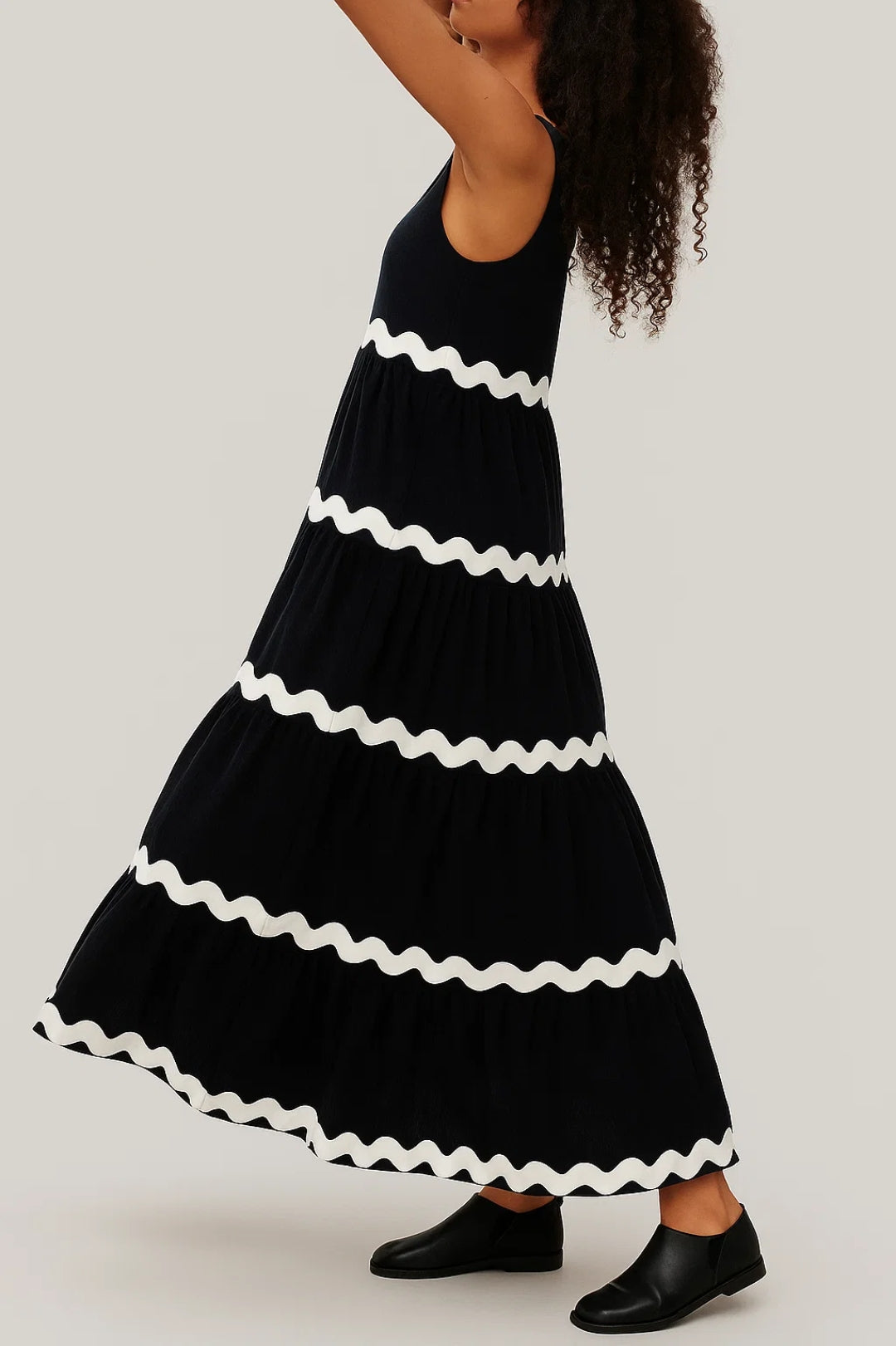 Langes Kleid | Ärmellos | Kontrastmuster mit Wellenlinien