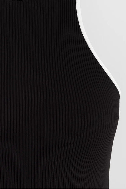 Langkleid mit Kontrastdetails | Enganliegend mit Sportlichem Ausschnitt | Schlicht und Modern