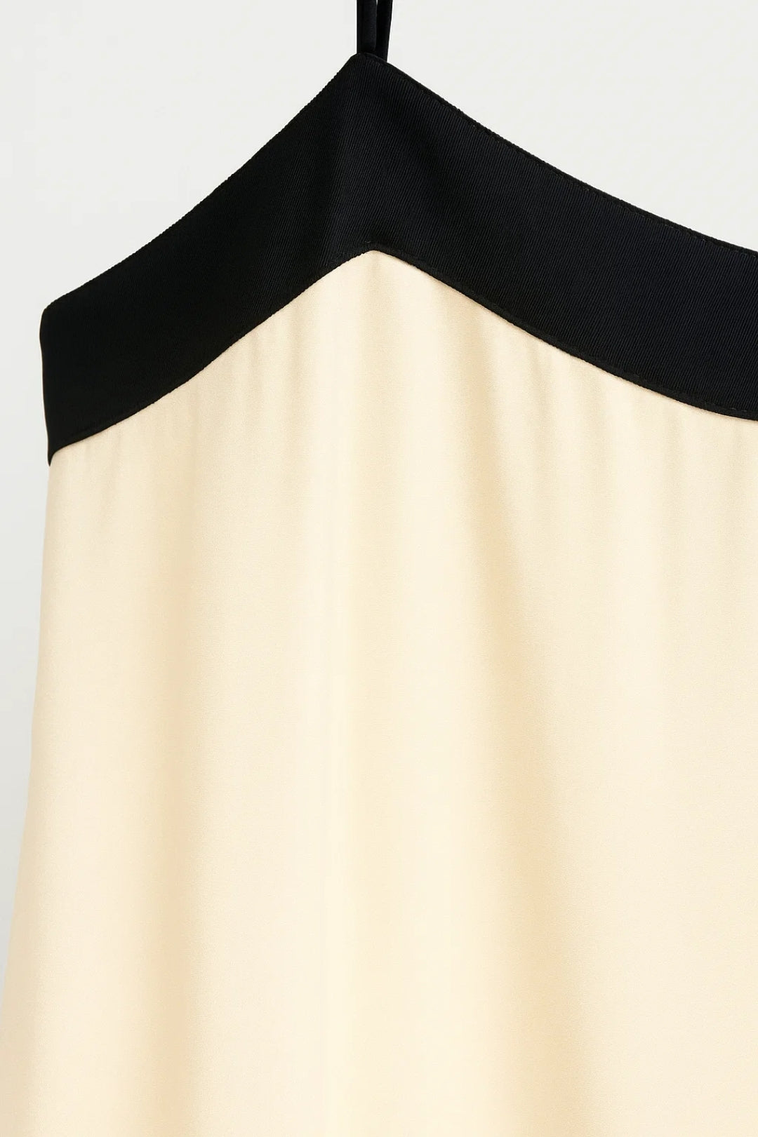 Maxikleid | Spaghettiträger mit Kontrastdetails | Moderne Eleganz