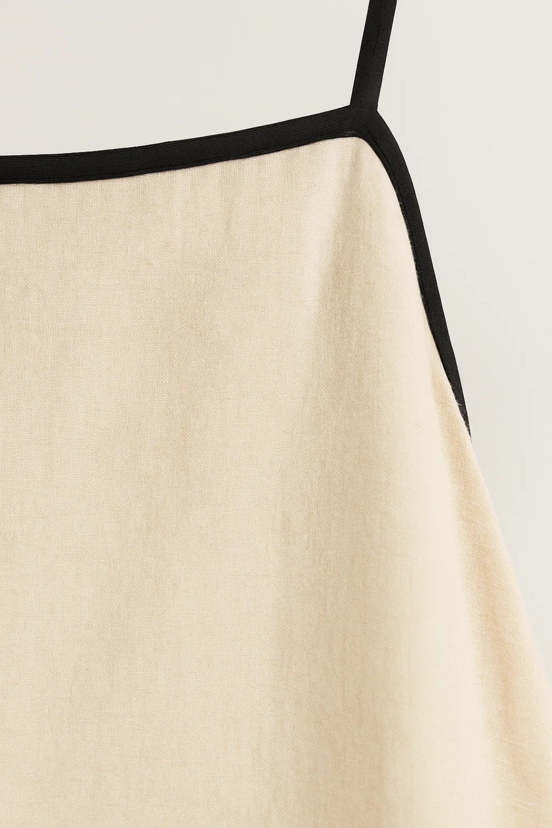 Maxikleid | Spaghettiträger mit Kontrastkante | Lässige Eleganz