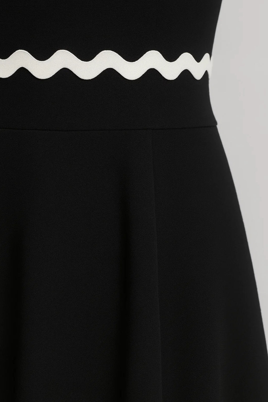 Mini Kleid | Träger mit Zierborten | Verspielte Eleganz