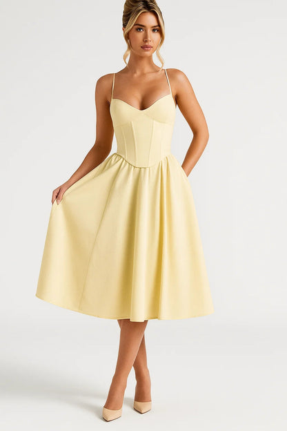 Mittellanges Kleid | Spaghettiträger | Elegante Taillenform