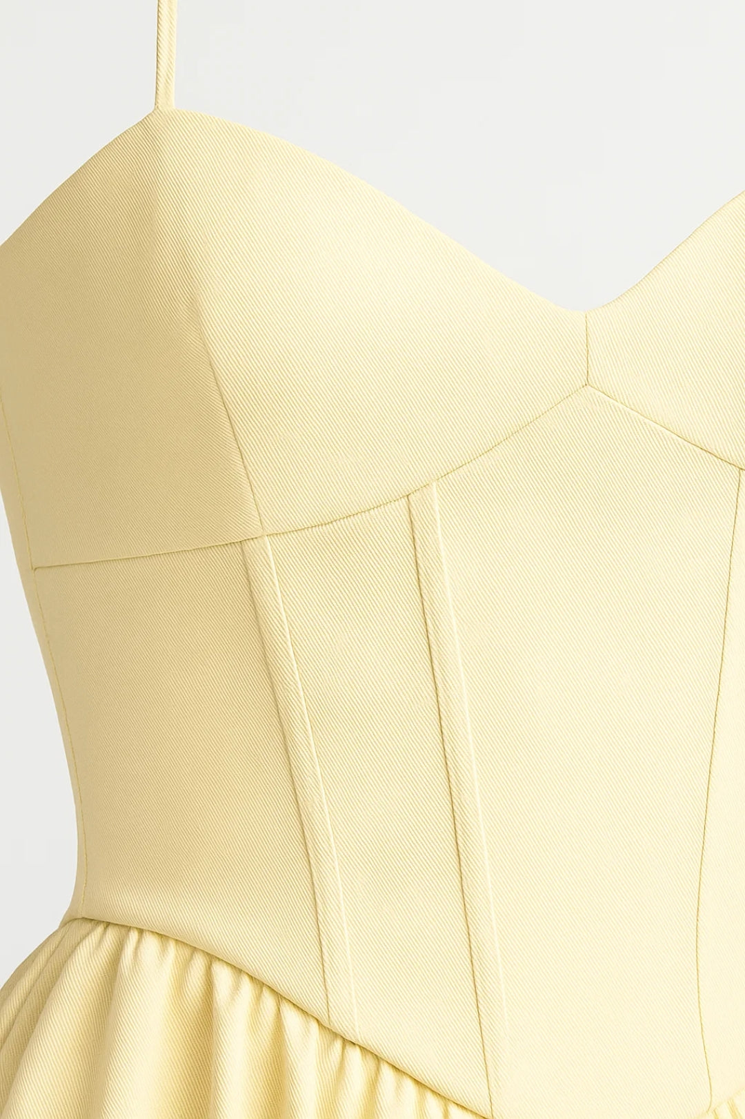 Mittellanges Kleid | Spaghettiträger | Elegante Taillenform