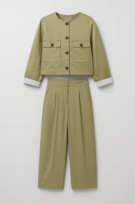 Modernes Set | Kurze Jacke mit Taschen | Klare Linien