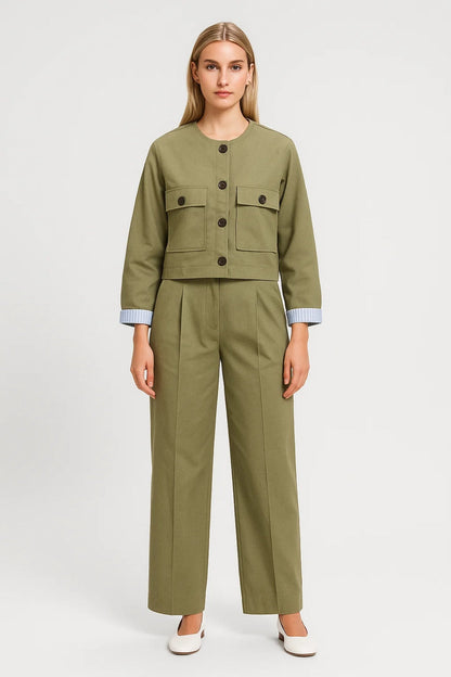 Modernes Set | Kurze Jacke mit Taschen | Klare Linien