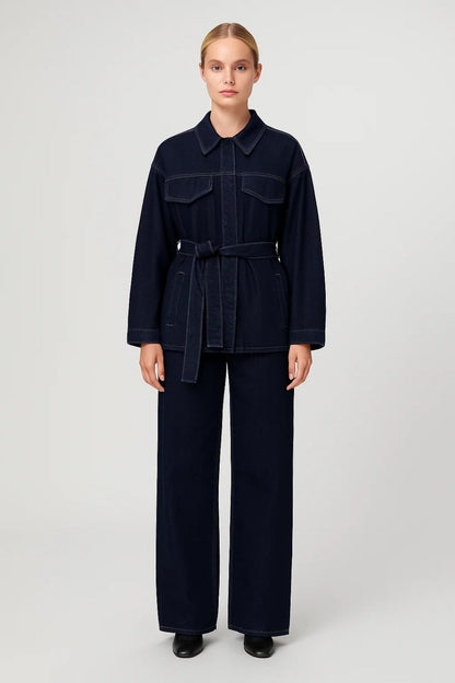 Zweiteiliges Set | Gerade geschnittene Jacke mit Bindegürtel und Hose | Schlichte Modernität