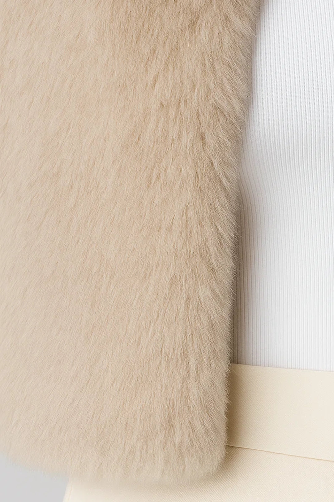 Herbstjacke aus Kunstfell | Weich und Stylisch | In Schwarz und Beige