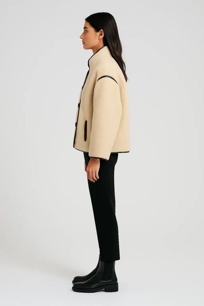 Kurze Jacke | Stehkragen mit Kontrastdetails | Klassische Eleganz
