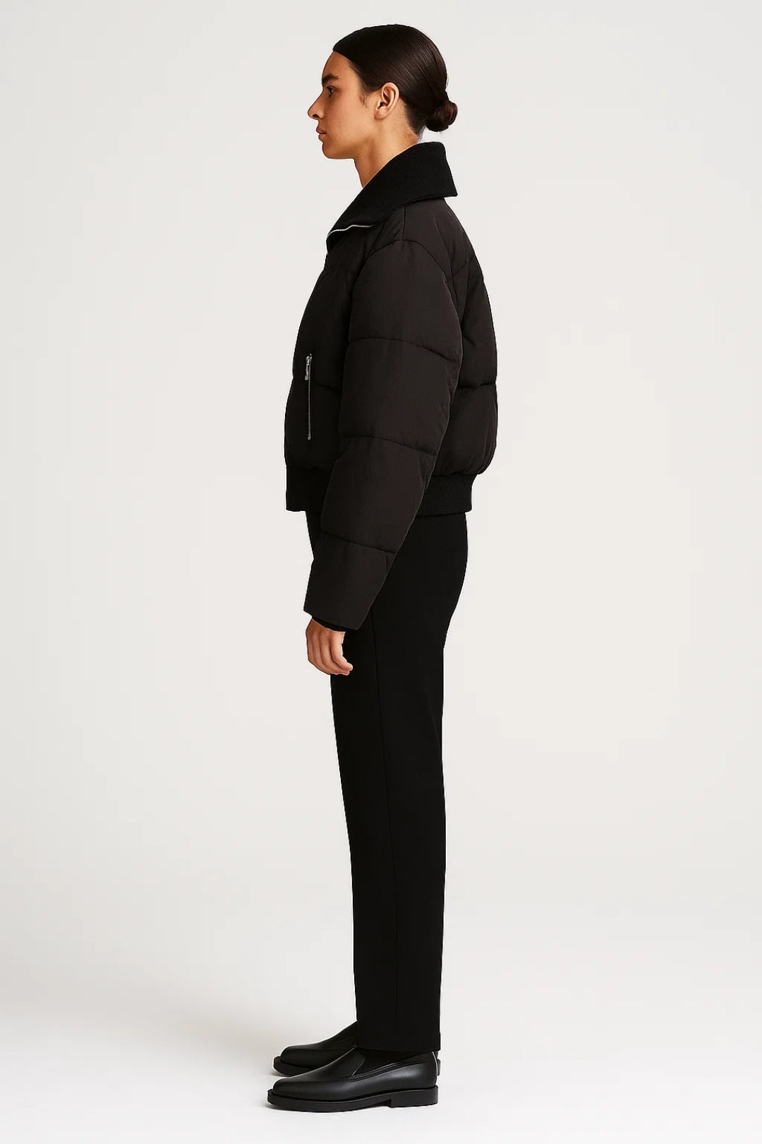 Kurze Damen Steppjacke mit Reissverschluss | Breiter Kragen und Ziertaschen | Warm und Modern