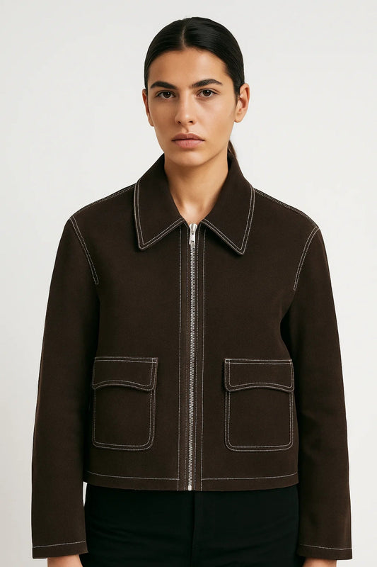 Kurze Damenjacke mit Klappentaschen | Reissverschluss und Kontrastnähte | Modern und Funktional