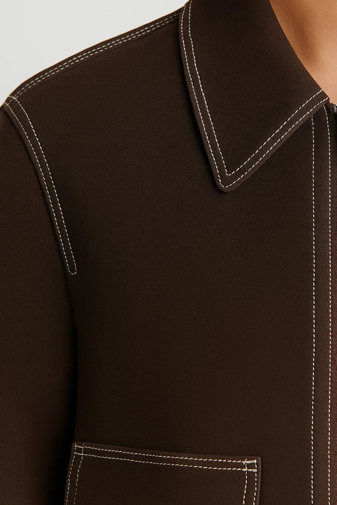 Kurze Damenjacke mit Klappentaschen | Reissverschluss und Kontrastnähte | Modern und Funktional