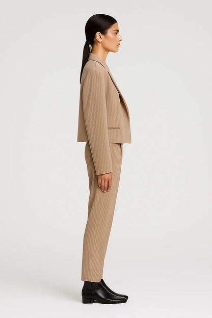 Kurzer Blazer | Feine Nadelstreifen | Moderner Business-Stil